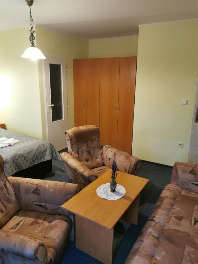 Hotel Alster Jevicko Экстерьер фото