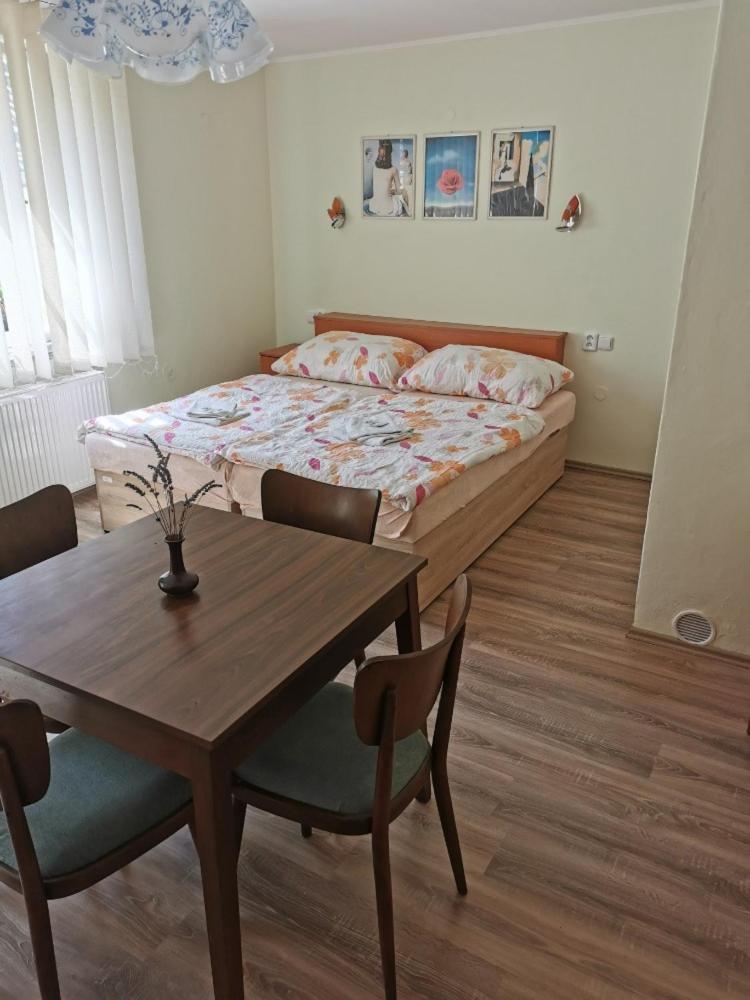 Hotel Alster Jevicko Экстерьер фото